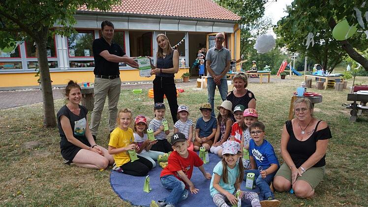 Die Zertifizierung "Haus der kleinen Forscher" für die Premicher Kindertageseinrichtung wurde übergeben (von links): Erzieherin Franziska Metz, Sandro Kirchner (MdL), Projektkoordinatorin der Region Mainfranken GmbH, Anne Weiß, Jochen Zehe (Baufirma Zehe und Vorsitzender des Trägervereins), Kindergartenleiterin Aileen Schöppner, Projektverantwortliche im Kindergarten Anita Walter. Foto: Marion Eckert