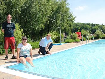Angenehme Wassertemperaturen hat das Maßbacher Freibad. Auf die Badesaison freuen sich Hausmeister Steffen Haas(stehend), Fördervereinsvorsitzende Barbara Keller und Bürgermeister Matthias Klement. Foto: Heike Beudert