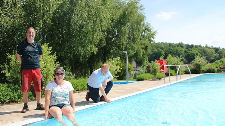 Angenehme Wassertemperaturen hat das Maßbacher Freibad. Auf die Badesaison freuen sich Hausmeister Steffen Haas(stehend), Fördervereinsvorsitzende Barbara Keller und Bürgermeister Matthias Klement. Foto: Heike Beudert