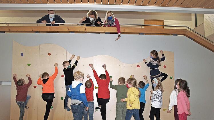Spa&szlig; muss sein &ndash; die Kinder der Klasse 1 / 2 b versuchen, zu den Erwachsenen zu kommen. In Zukunft wird dies ein Netz verhindern. Im Bild (oben, von links) B&uuml;rgermeister Jens Korn, Rektorin Angela Neder und F&ouml;rdervereinsvorsitzende Sandra Behrschmidt