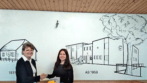 Vorsitzende Carmen Back bedankte sich bei Antonia Engelhardt und allen Helfern f&uuml;r die Wandgestaltung: links die fr&uuml;here &bdquo;Notturnhalle&ldquo; und rechts die aktuelle Turnhalle.