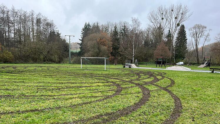 Zeil am Main: Unbekannte Vandalierer driften über Spielplatz - "Ist eine Schweinerei"