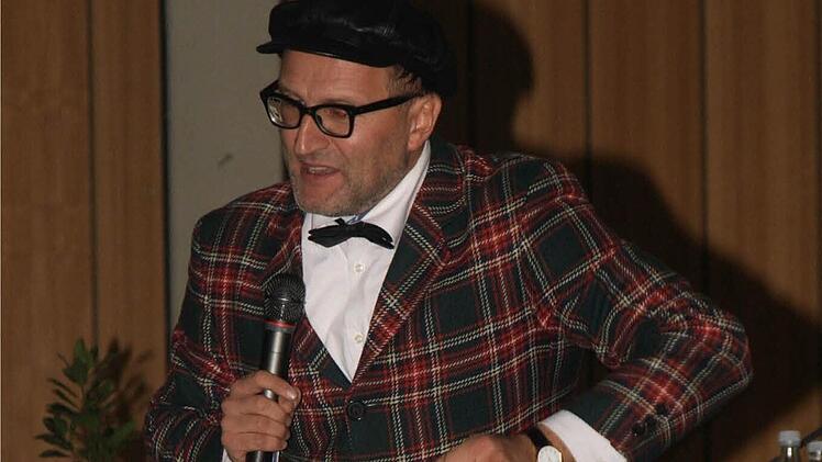 Oliver Tissot beleuchtete die 30-jährige Amtszeit Kuhns kabarettistisch.