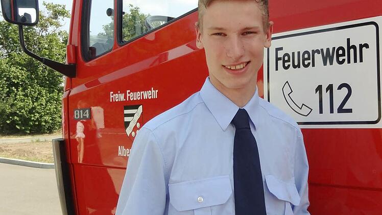 Von der Jugend in die aktive Feuerwehr aufgenommen wurde Dominik Hofmann, der am FFW-Jubiläum seinen 18. Geburtstag feierte und trotzdem am nächsten Früh auf der Matte stand, um bei der Einweihung zu helfen.