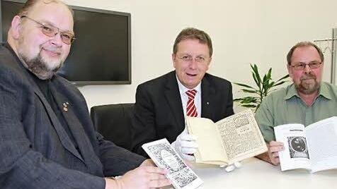 Zufrieden mit dem Ergebnis ihrer Arbeit sind Kastellan Harald Stark (links) und der Leiter des Stadtarchivs, Reiner Hofmann. Einer der ersten Leser ist der geschichtsinteressierte OB Henry Schramm.