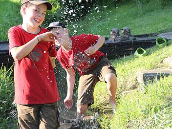 Fritz (links) und sein Freund Luca spielen gerne am Bach, bauen Dämme oder spritzen sich an heißen Tagen gegenseitig nass. Fotos: Angelika Silberbach