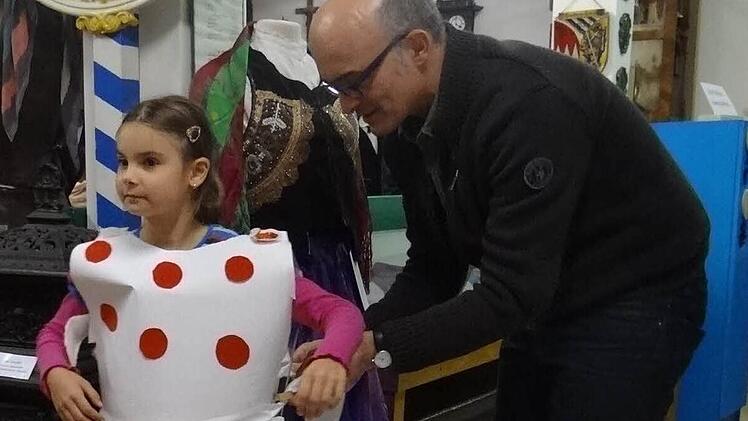 Stefan Andritschke ist bei der Anprobe behilflich