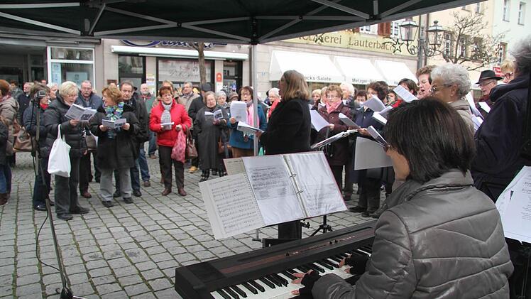 Antje Langer begleitete den gemischten Chor an den Tasten.