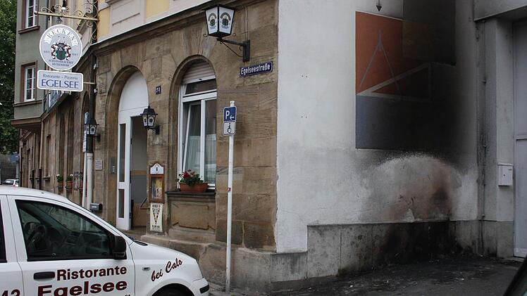 Die Spuren am Morgen danach: An dieser Stelle brannten in der Nacht zum Montag 20 Gelbe Säcke. Die Feuerwehr konnte ein Übergreifen der Flammen auf das Wohnhaus gerade noch verhindern. Auch im Gangolfsweg brannte in der Nacht ein Gelber Sack.  Foto: Sebastian Martin