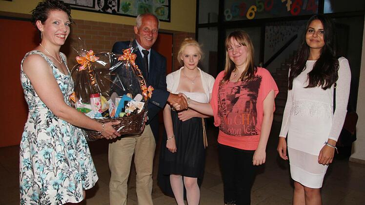 Glückwünsche und ein bisschen Stolz von Klassenlehrerin Anja Riedel und Schulleiter Michael Pfitzner für die besten der Schule: Jasmin Heusinger (15) hat den Quali mit 2,1 geschafft, Lea Kaul (15) ebenfalls und Valentina Skok (18) mit 1,44.