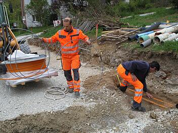 Arbeiter verlegen derzeit in Burggrub Glasfaserleerrohre.  Foto: Carmen Schwind