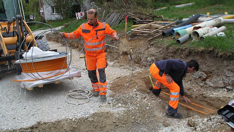 Arbeiter verlegen derzeit in Burggrub Glasfaserleerrohre.  Foto: Carmen Schwind