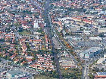 Bisher zieht sich die Bahnlinie im Süden wie ein Sperrband durch die Stadt. Käme der Bahnausbau in Form eines Tunnels, würden die Züge unter die Erde verschwinden. Und auf der heutigen Gleistrasse könnte eine öffentlich zugängliche Grünfläche angelegt werden.  Foto: Ronald Rinklef