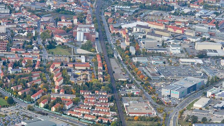 Bisher zieht sich die Bahnlinie im Süden wie ein Sperrband durch die Stadt. Käme der Bahnausbau in Form eines Tunnels, würden die Züge unter die Erde verschwinden. Und auf der heutigen Gleistrasse könnte eine öffentlich zugängliche Grünfläche angelegt werden.  Foto: Ronald Rinklef