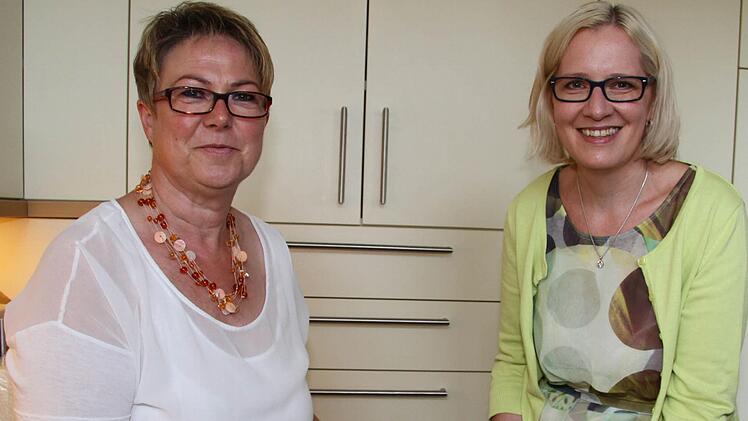 Der Nachmittag stand ganz im Zeichen des Kindergartenjubiläums: Elke Wuthe und Kindergartenleiterin Bettina Roder präsentierten eine Torte mit Chilli-Verzierungen. Die Kindergartengruppen tragen in der Kindertagesstätte Kreuzkirche Gewürznamen