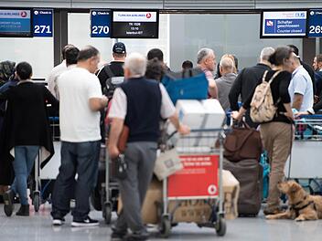 Nach dem Putschversuch hatten mehrere Fluggesellschaften Flüge in die Türkei gestrichen. Hier warten Passagiere am 16.07.2016 auf dem Flughafen Düsseldorf (Nordrhein-Westfalen) vor einem geschlossenen Check-In-Schalter für einen Flug nach Istanbul.  Foto: Marius Becker/dpa