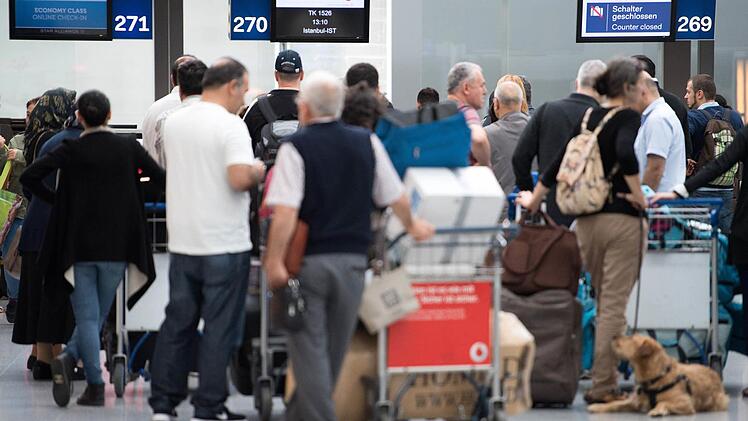 Nach dem Putschversuch hatten mehrere Fluggesellschaften Flüge in die Türkei gestrichen. Hier warten Passagiere am 16.07.2016 auf dem Flughafen Düsseldorf (Nordrhein-Westfalen) vor einem geschlossenen Check-In-Schalter für einen Flug nach Istanbul.  Foto: Marius Becker/dpa