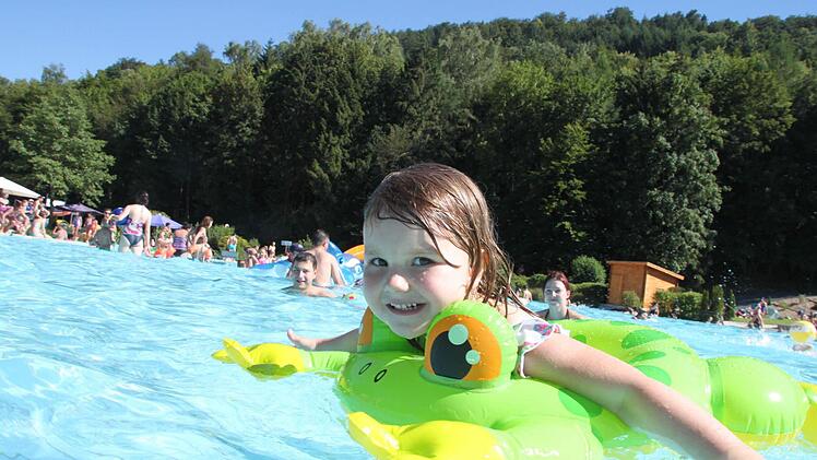 Die Schwimmbadsaison 2017 startet. Foto: Jürgen Gärtner