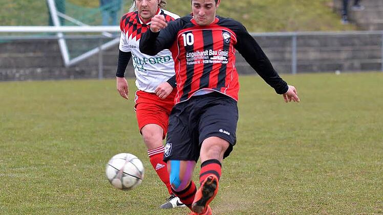 Die DJK-SC Oesdorf um Markus Uyar (vorn) hat am ersten Spieltag die Heimpartie gegen den 1. FC Burk abgesagt. Am Samstag geht es um 16 Uhr zum SC Adelsdorf.  Foto: Archiv