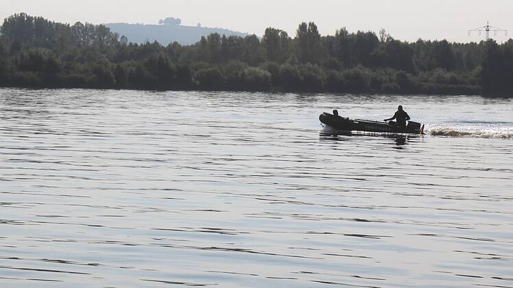 Auf dem Westsee zieht ein Boot mit zwei THW-Helfern seine Runden, das dazu beiträgt, das Wasser umzuwälzen und mit Sauerstoff anzureichern. Foto: Matthias Einwag