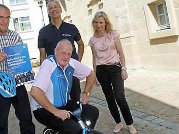 Bürgermeister Gerald Brehm (vorne, hier bei der Vorstellung der BR-Radltour im vergangenen Jahr) muss im Rathaus nicht nur auf seinen kürzlich pensionierten Verwaltungschef Günter Brehm (links) verzichten. Auch Stadtmarketing-Managerin Sandra Schuster (rechts) wird bald nicht mehr für die Stadt arbeiten.  Foto: Andreas Dorsch