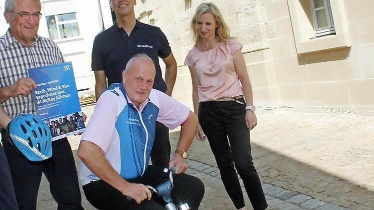 Bürgermeister Gerald Brehm (vorne, hier bei der Vorstellung der BR-Radltour im vergangenen Jahr) muss im Rathaus nicht nur auf seinen kürzlich pensionierten Verwaltungschef Günter Brehm (links) verzichten. Auch Stadtmarketing-Managerin Sandra Schuster (rechts) wird bald nicht mehr für die Stadt arbeiten.  Foto: Andreas Dorsch