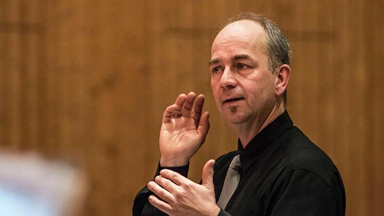 Markus Hollstein dirigierte die Blaskapelle Meeder beim Jahreskonzert.Foto: Jochen Berger