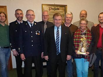 Fünf Persönlichkeiten wurden beim Pressecker Neujahrsempfang geehrt. Unser Bild zeuigt (von links) Dritten Bürgermeister Christian Ruppert, Bernd Pokladow, Roland Ziegler, Zweiten Bürgermeister Stefan Sigmund, Bürgermeister Siegfried Beyer, Landtagsabgeordneten Ludwig von Lerchenfeld sowie Robert, Edina und Alexander Thern.  Foto: Klaus-Peter Wulf