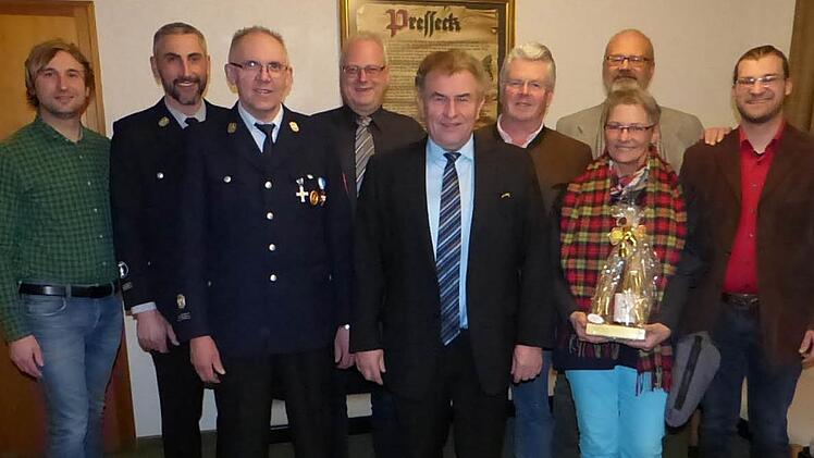 Fünf Persönlichkeiten wurden beim Pressecker Neujahrsempfang geehrt. Unser Bild zeuigt (von links) Dritten Bürgermeister Christian Ruppert, Bernd Pokladow, Roland Ziegler, Zweiten Bürgermeister Stefan Sigmund, Bürgermeister Siegfried Beyer, Landtagsabgeordneten Ludwig von Lerchenfeld sowie Robert, Edina und Alexander Thern.  Foto: Klaus-Peter Wulf