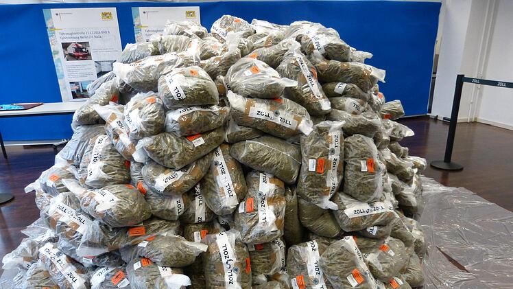Zollfahnder ist ein Schlag gegen den Drogenhandel gelungen. Auf der A9 im Landkreis Hof fanden die Beamten eine halbe Tonne Marihuana in einem Lkw. Symbolbild: Generalzolldirektion