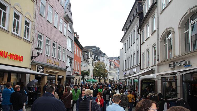 Der Regen hielt die Menschen nicht ab: Mit Schirm, Charme und Taschen ausstaffiert ging es quer durch die Stadt. Die Männer konnten über Autos fachsimpeln und die Kinder Eisenbahn fahren, Dosen werfen oder sich schminken lassen.Christiane Lehmann