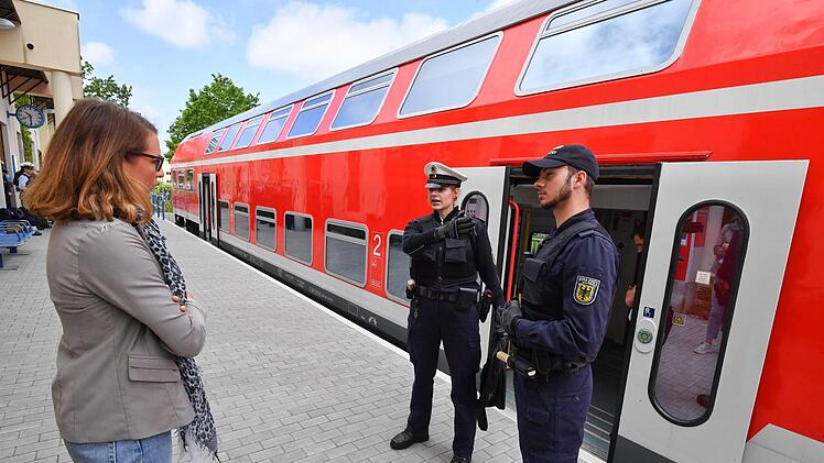Der Bahnsteig sieht täuschend echt aus. Hier trainieren die Auszubildenden der Bundespolizei verschiedene Einsatzszenarien. Ronald Rinklef