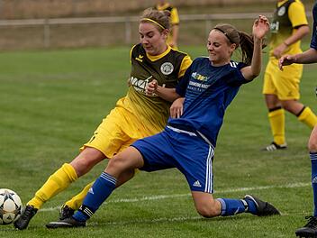 Voller Einsatz: Die Schwabthalerin Lorena Gr&uuml;ndel (rechts) spitzelt der einschussbereiten Sophie Lang (SpVgg Bayreuth) gerade noch den Ball vom Fu&szlig;.  Foto: Hartmut Klamm