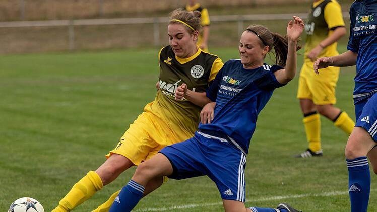 Voller Einsatz: Die Schwabthalerin Lorena Gr&uuml;ndel (rechts) spitzelt der einschussbereiten Sophie Lang (SpVgg Bayreuth) gerade noch den Ball vom Fu&szlig;.  Foto: Hartmut Klamm