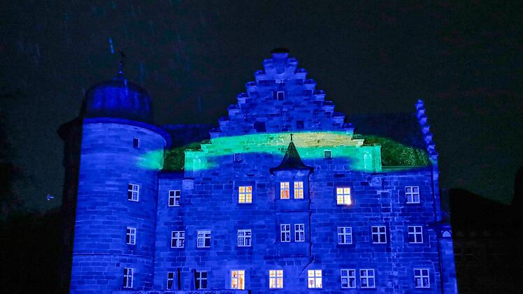 Mit der ersten Animation auf der Schlossfront von Eyrichshof beginnt auch ein Kopfkino. Foto: Matthias Hoch