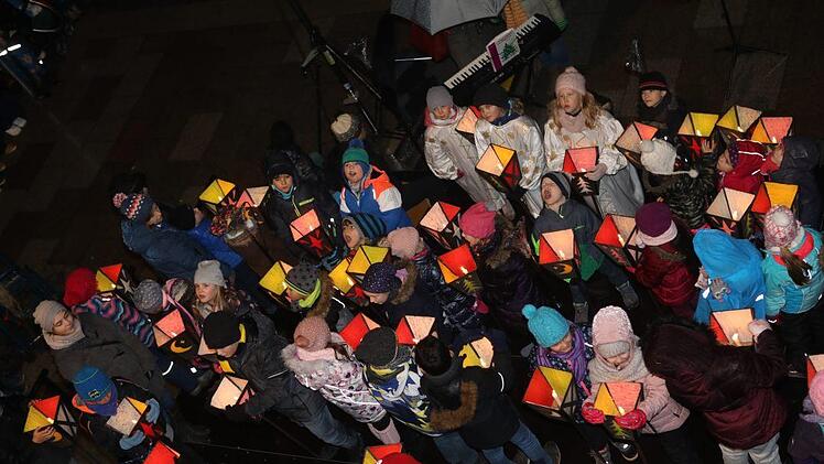 Laternenkinder und Christkind. Foto: Barbara Herbst