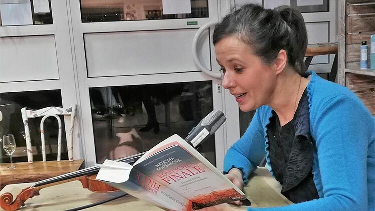 Die Violinistin Natasha Korsakova liest aus ihrem zweiten Krimi "Römisches Finale".  Foto: Sigismund von Dobschütz