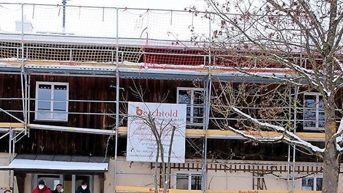 Mitglieder des Bauausschusses verlassen die Baustelle der ehemaligen Schule in Bramberg nach der Besichtigung. Rechts hinter dem Baum ist der neu geschaffene Zugang zu sehen.