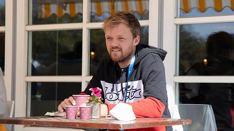Wer chillt denn da auf der Klubhaus-Terasse? Kevin Krawietz fühlt sich bei den BMW Open pudelwohl. Der Witzmannsberger steht mit Wesley Koolhof im Viertelfinale.