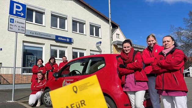 Das Team vom Pflegedienst "Regenbogen" ist sauer &uuml;ber die versch&auml;rften Parkplatz-Kontrollen am Konrad-Popp-Platz in Mainleus (von links): Nadine Gleich, Inge Gr&auml;f, Chefin Marion Fischer, Jennifer Gr&uuml;nhagen, Aurelai Ballan, Praktikantin Emma Domes und Yvonne Spindler. Mit den "Gelben Karten" wurden die Autofahrer auf die Einf&uuml;hrung der Kontrollen hingewiesen.  Foto: J&uuml;rgen G&auml;rtner