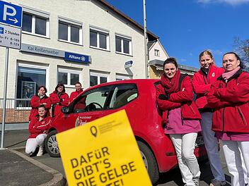 Das Team vom Pflegedienst "Regenbogen" ist sauer über die verschärften Parkplatz-Kontrollen am Konrad-Popp-Platz in Mainleus (von links): Nadine Gleich, Inge Gräf, Chefin Marion Fischer, Jennifer Grünhagen, Aurelai Ballan, Praktikantin Emma Domes und Yvonne Spindler. Mit den "Gelben Karten" wurden die Autofahrer auf die Einführung der Kontrollen hingewiesen.  Foto: Jürgen Gärtner