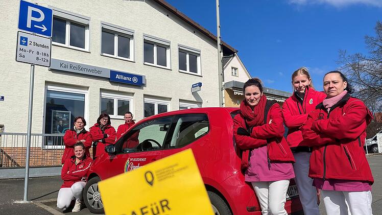 Das Team vom Pflegedienst "Regenbogen" ist sauer über die verschärften Parkplatz-Kontrollen am Konrad-Popp-Platz in Mainleus (von links): Nadine Gleich, Inge Gräf, Chefin Marion Fischer, Jennifer Grünhagen, Aurelai Ballan, Praktikantin Emma Domes und Yvonne Spindler. Mit den "Gelben Karten" wurden die Autofahrer auf die Einführung der Kontrollen hingewiesen.  Foto: Jürgen Gärtner