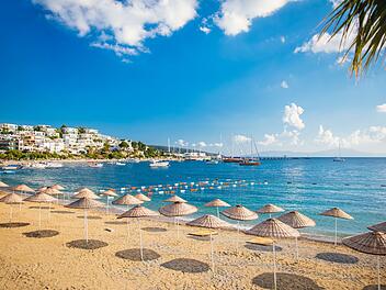 Blick auf den Strand von Bodrum an der türkischen Ägäis