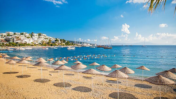 Blick auf den Strand von Bodrum an der türkischen Ägäis
