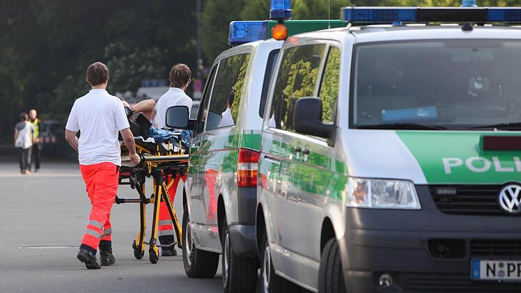 F&uuml;r diesen Besucher ist das Festival allerdings vorzeitig gelaufen: Er wird vom Rettungsdienst abtransportiert.