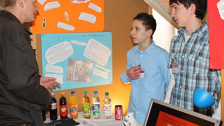 Sie waren da, wo's prickelt (von rechts): Fabian Pohli und Jan Ultsch erzählen Bürgermeister Paulus von ihrer Arbeit als Maschinen- und Anlagenführer bei der Firma Coca-Cola.