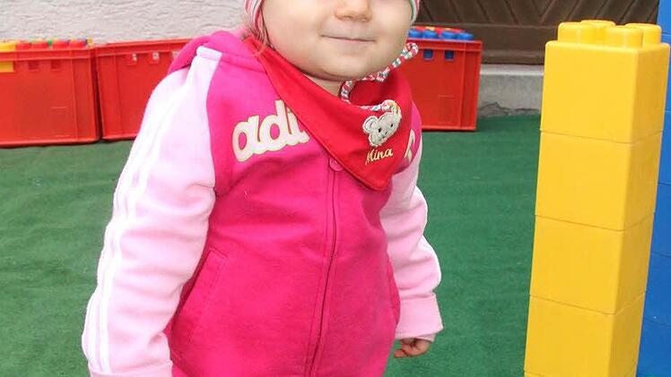 Mina Sezen (15 Monate) vergnügt sich im Mini-Land - und findet die Riesenlegosteine einfach toll. Foto: Sonja Adam