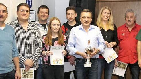Auch die Vereinsmeister erhielten ihre Trophäen (von links): Zweiter Schützenmeister Uli Holzmann, Dominik Kestel, Christian Zapf, Lena Heinlein, Maximilian Nieblich, Erwin Roscher, Sonja Lieb, Heinrich Nieblich und Erster Schützenmeister Frank Zapf