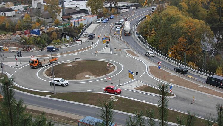 Der Verkehr aus Richtung Nordbrücke rollt schon über den Kreisel. Foto: Friedwald Schedel