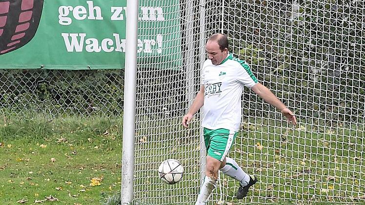 Frustriert schlägt Roland Tornau nach seinem Eigentor den Ball aus dem Netz.
